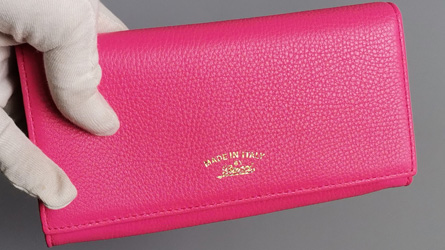 
				Gucci - Long red wallet 
				Wallet