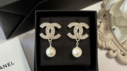 
				Chanel - Pearl earring
				Jewelry